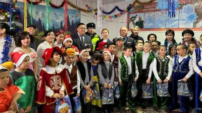 Таласта милиция кызматкерлери мүмкүнчүлүгү чектелген балдарга жаңы жылдык белектерди тапшырды